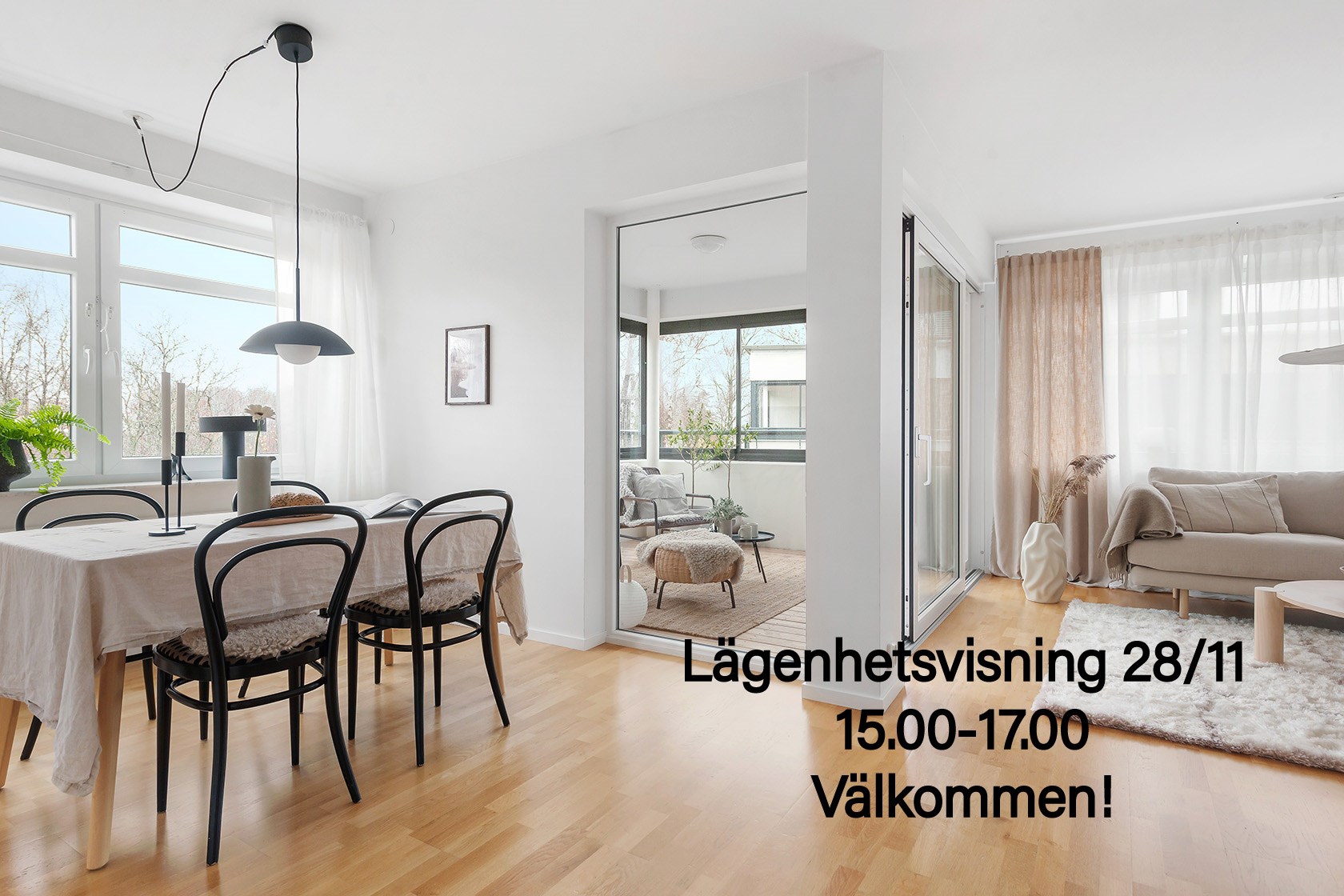 Möblerad lägenhet med öppen planslösning samt inglasad balkong. 
