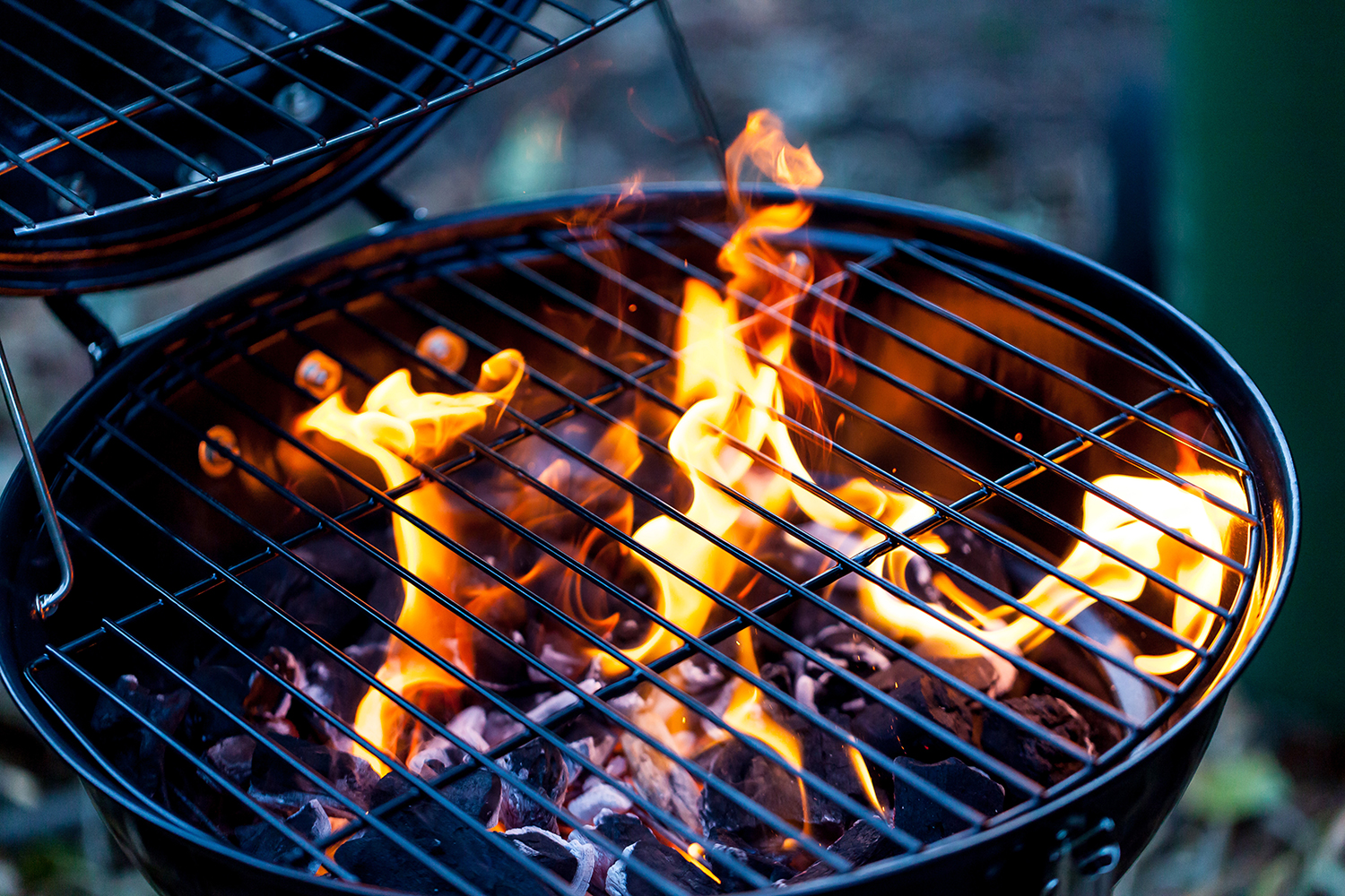 Närbild på kolgrill som är tänd