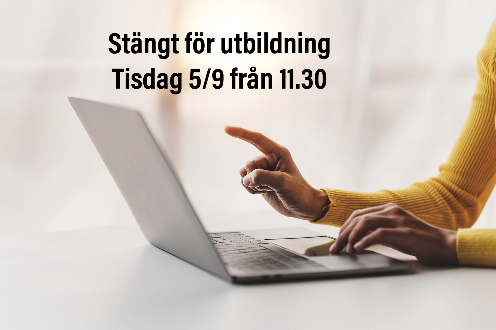 Kvinna som sitter framför en datorskärm