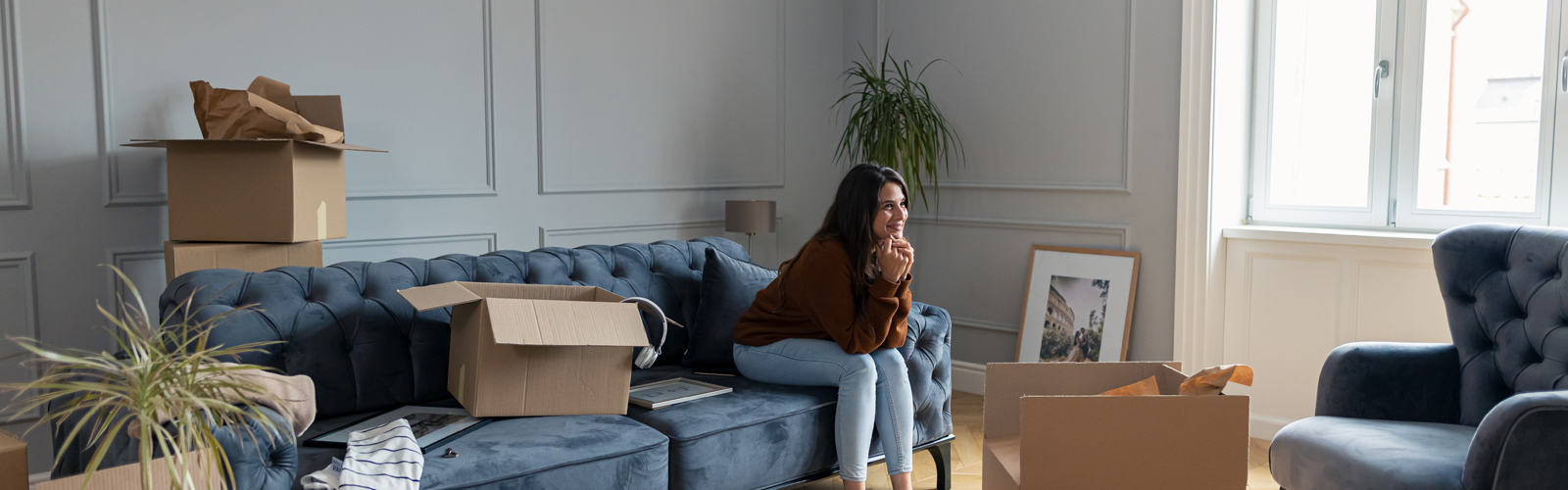 En kvinna som sitter i en soffa